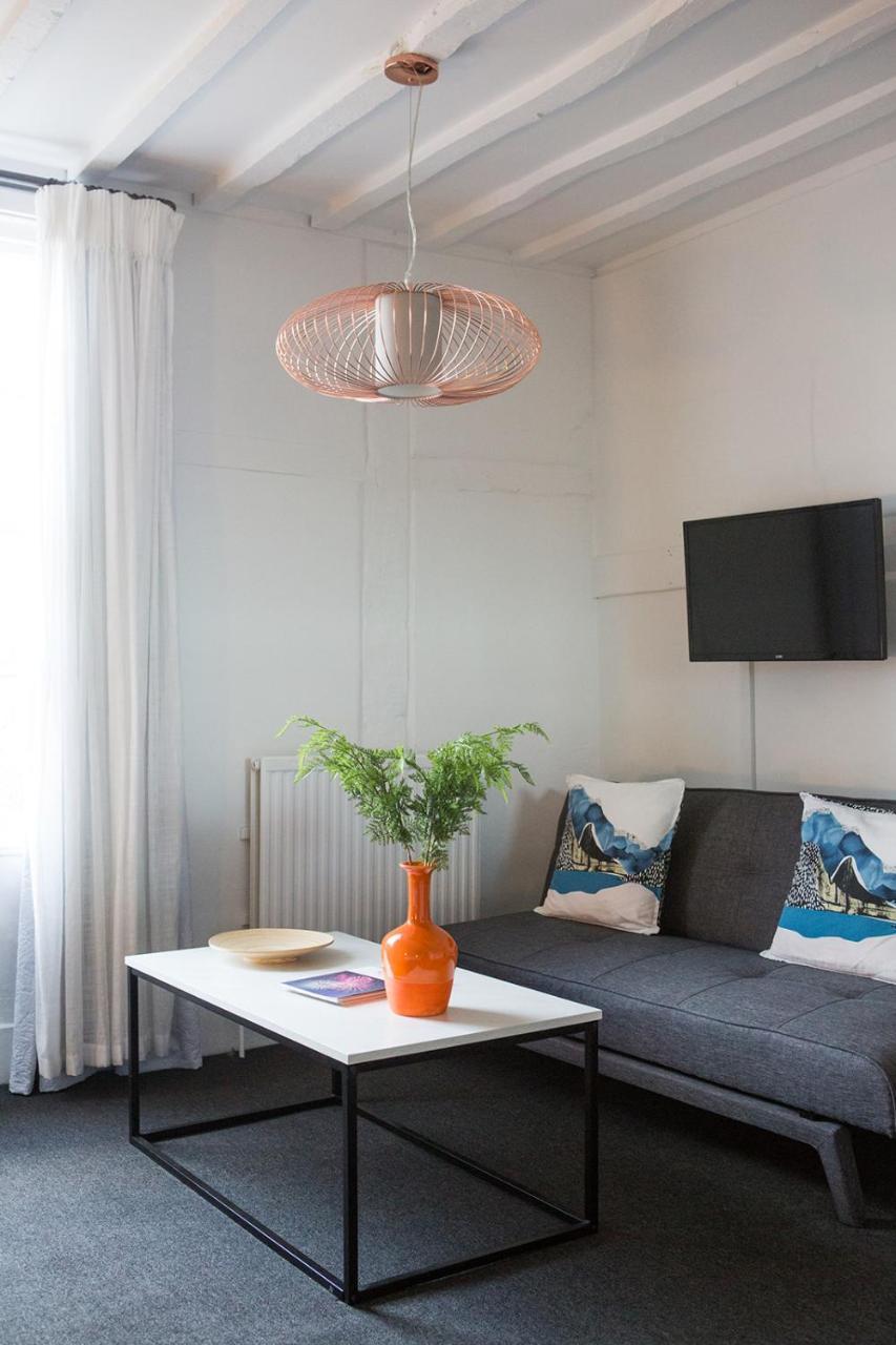 Bed and Breakfast Whitehouse Rye Zewnętrze zdjęcie A living room with a flat screen television